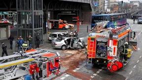Auto rast am Hamburger Hafen gegen Bus