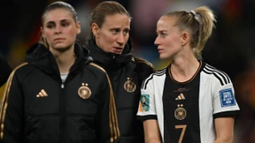 „Stehen etwas mit dem Rücken zur Wand“