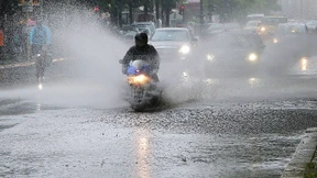 Heftiger Regen legt die Hauptstadt lahm