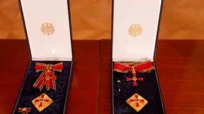 Verdienstkreuze für Frauen künftig ohne Damenschleife