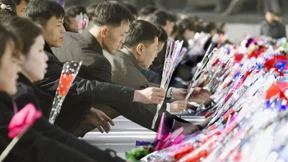Nordkorea legt Blumen nieder