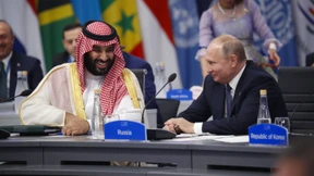 Putins brüderlicher Handschlag mit dem Prinzen