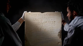 Steintafel mit Zehn Geboten für mehr als fünf Millionen Dollar versteigert