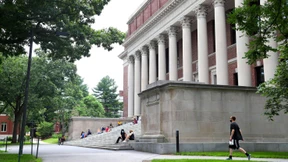 Eine Betrugsexpertin wird geprüft