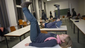 Schreibtischyoga bei der Nachtschicht