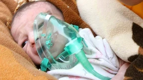 Säugling lebend aus den Trümmern geborgen