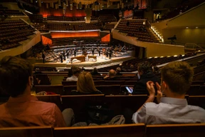 Wieder ins Konzert, zum Shoppen und ins Stadion