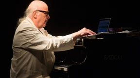 Er setzt den Flügel in Flammen