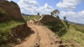 Bauarbeiter graben Lücke in Chinesische Mauer