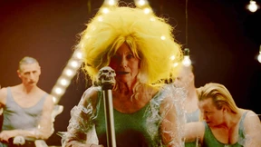 Miss Maren schwingt den Rollator 