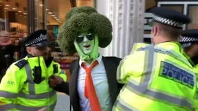 Brokkoli und festgeklebte Demonstranten gegen Klimawandel