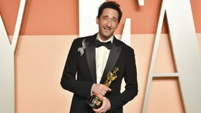 Oscar-Gewinner Adrien Brody wirft seiner Freundin einen Kaugummi zu