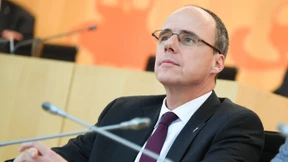 Hessens Innenminister verteidigt Büttenrede über Flüchtlinge
