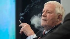 Maischberger bewahrt Kippenstummel von Helmut Schmidt auf