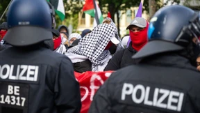 Mehrere Polizisten bei antiisrealischer Kundgebung verletzt