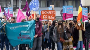 Deutsche wollen wehrhaften Frieden