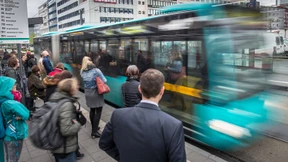 Rollstuhlfahrer von Straßenbahn erfasst