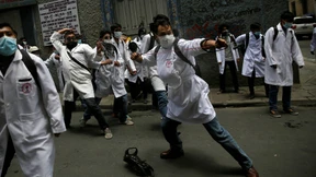 Wenn Ärzte Steine werfen