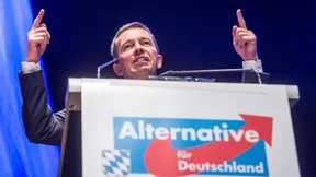 Lucke und die Rücktrittsdrohung 