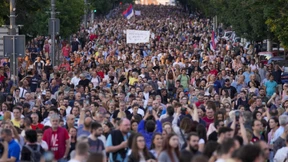 Zehntausende demonstrieren gegen serbische Regierung