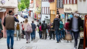 Aussicht auf Lockerungen hellt Verbraucherlaune auf