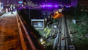 Auto stürzt in Berlin metertief von Stadtautobahn