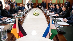 Baerbock wirbt für Partnerschaft auf Augenhöhe – und ohne Knebelkredite