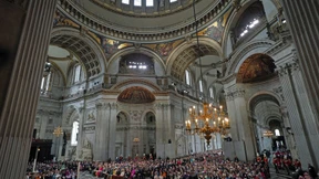 Die Queen bringt ihr Königreich zum Leuchten