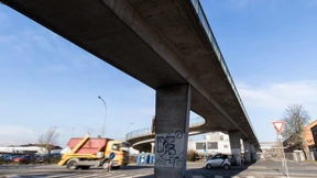 Abriss der Cassellabrücke in kleinen Stücken