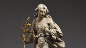 Meerkatze neckt Schnecke