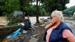 Über die Felder schäumen die braunen Fluten