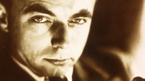 Ein Mann verweigert Auskunft