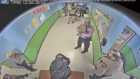 74 Minuten bis die Polizisten eingreifen