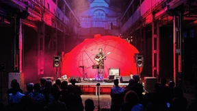 Digitale Klangstudie vor aufgehender Sonne