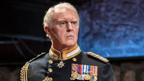 Mit Krone, Szepter, Schwert und Handtasche