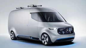 Mit Joystick in der Hand und Drohne auf dem Dach