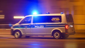 Autofahrer fährt in Passanten – Männliche Leiche bei Hausbrand geborgen