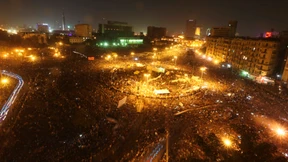 Militärrat lenkt ein - Demonstranten harren aus