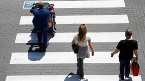 Ein Zebrastreifen in Regenbogenfarben