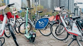 Erster E-Scooter-Anbieter verteilt E-Bikes in Frankfurt
