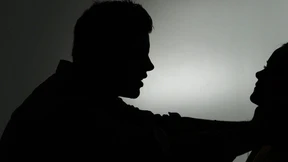 Er zerschnitt ihr das Gesicht