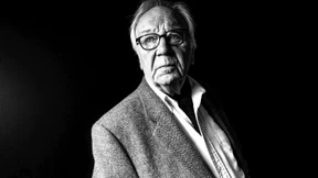 Farbiges Land hinter verschlossenen Fenstern