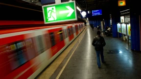 Mann wird von zwei S-Bahnen überrollt – und überlebt