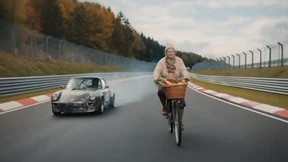 Für Youtube im Querformat wandelte Sora 2 die Szene und den Dialog ab.