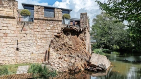 Durchfeuchtete Erde im Mauerwerk