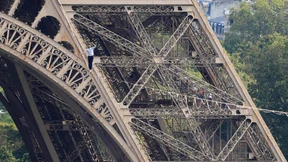 Hochseilartist balanciert vom Eiffelturm über die Seine