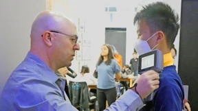 Darum steht ein Autist im Schach am Pranger