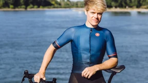 Ein Ruderer zockt die Radprofis ab