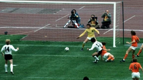 Fußballstars als Zeichner: Javier Cáceres sammelt „Tore wie gemalt“