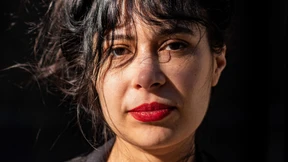 Generationen im Zustand des Dazwischen: Simoné Goldschmidt-Lechner über ihren Debütroman „Messer, Zungen“